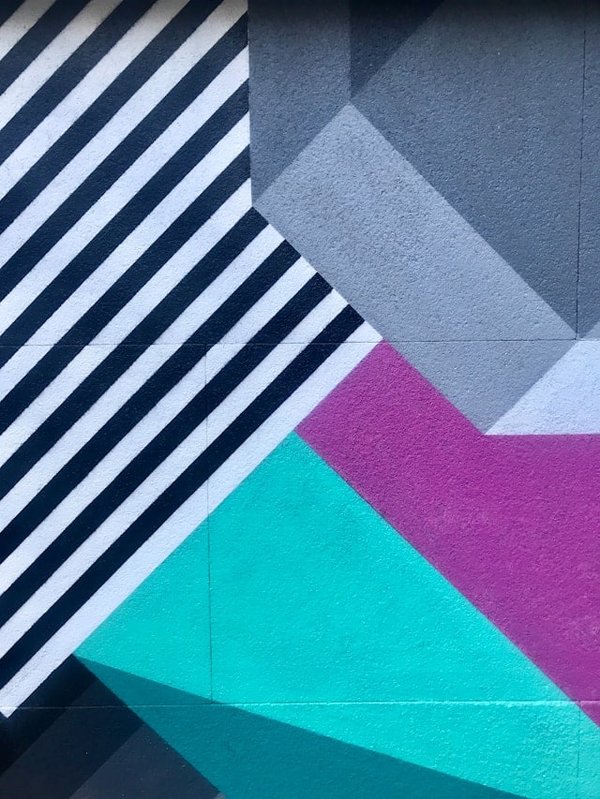 Quel type de peinture murale est préférable pour les pièces exposées à la lumière directe du soleil ?